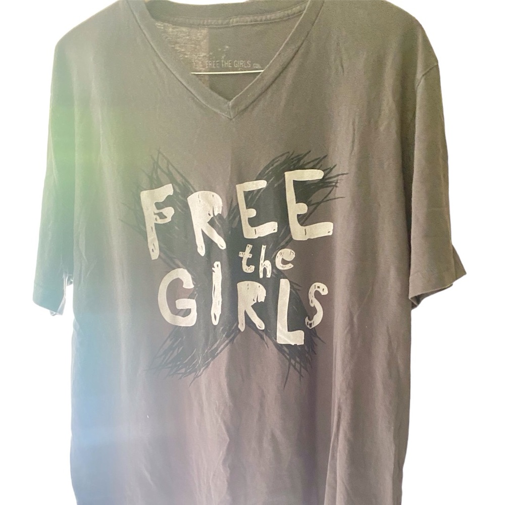 Free The Girls Men’s 2XL green T Shirt via neck short sleeve